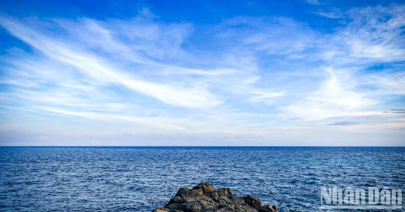 Khung cảnh biển Cửa Tùng nơi sông Bến Hải đổ ra biển, với bãi cát và thuyền đánh cá.